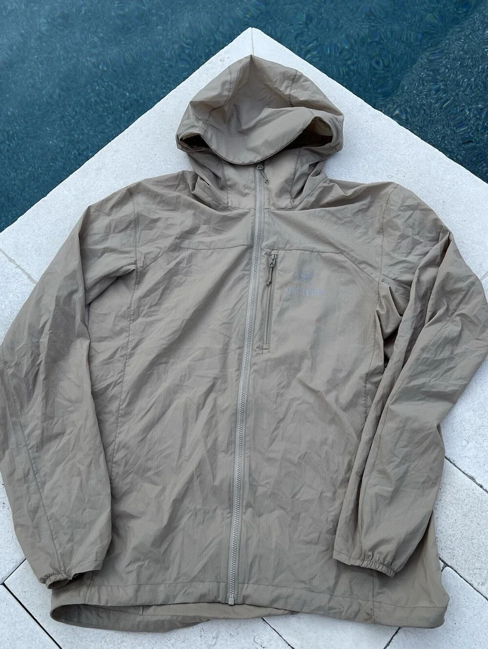 Arc’teryx Squamish Jacket Men’s Small Tan Beige Lightweight Windbreaker Hoodie